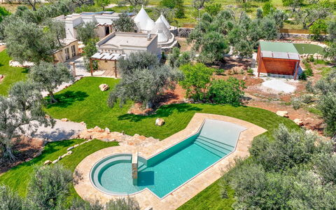 Trulli Corte Kalia, Golf & Puglia: Albero, Arbusto, Paesaggio, Giardino, Landscaping, Estate, Cupola, Cortile, Prato, Backyard