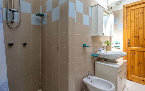 Badesi 10: Bagno, Idraulico Fixture, Pavimentazione, Lavello, Lavandino Del Bagno, Interior Design, Pavimento, Gabinetto, Rubinetto, Toilet Seat