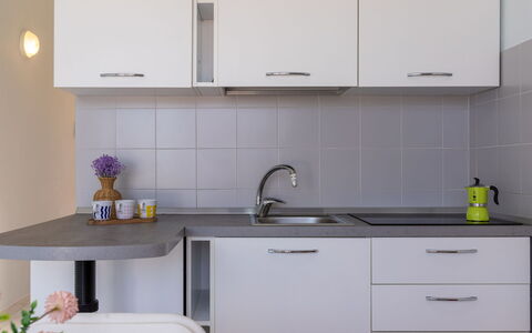 Badesi 10: Cucina, Controsoffitto, Mobilia, Cabinetry, Lavandino Della Cucina, Elettrodomestico Da Cucina, Interior Design, Idraulico Fixture, Lavello, Rubinetto