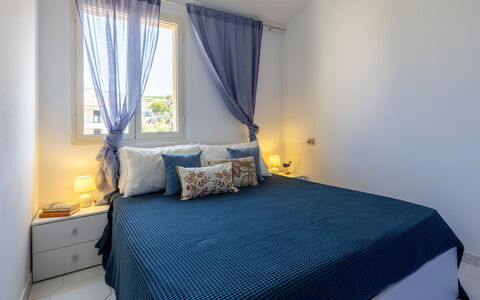Badesi 10: Mobilia, Letto, Interior Design, Camera Da Letto, Pavimento, Pavimentazione, Bedding, Lenzuolo, Camera, Legna