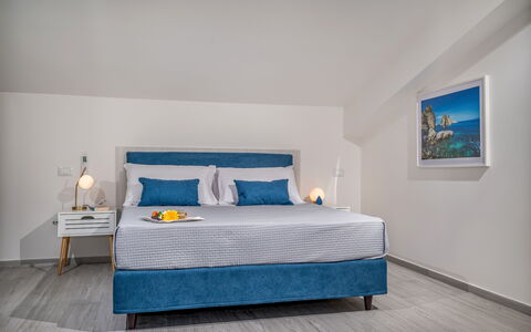 Attico Sea View: Mobilia, Interior Design, Letto, Camera Da Letto, Pavimentazione, Pavimento, Bedding, Lenzuolo, Legna, Camera