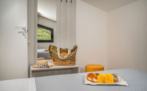 Attico Sea View: Interior Design, Parete, Camera Da Letto, Legna, Pavimento, Letto, Pavimentazione, Soffitto, Tessile, Biancheria