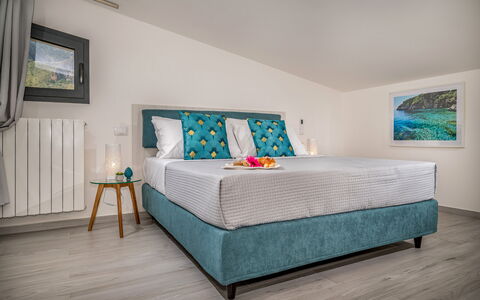 Attico Sea View: Mobilia, Letto, Interior Design, Camera Da Letto, Bedding, Pavimento, Pavimentazione, Lenzuolo, Camera, Biancheria