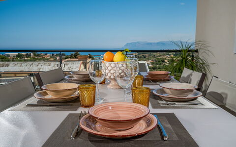 Attico Sea View: Tavola, Mobilia, Tavolo, Cucina & Sala Da Pranzo Tavolo, Serveware, Dishware, Interior Design, Sedia, Porcellana, Sala Da Pranzo
