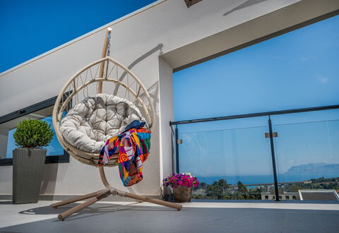 Attico Sea View: Mobilia, Interior Design, Sedia, Mobili Da Esterno, Materiali Naturali, Pavimento In Legno, Soggiorno, Di Vimini, Pianta Della Casa, Design