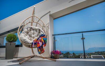 Attico Sea View: Mobilia, Interior Design, Sedia, Mobili Da Esterno, Materiali Naturali, Pavimento In Legno, Soggiorno, Di Vimini, Pianta Della Casa, Design