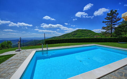 Villa Portole Due: Blu, Piscina, Collina, Materiale Composito, Catena Montuosa, Ricorrere, Eco Hotel, Shade, Cresta, Giochi D'Acqua