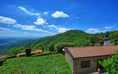 Villa Portole Due: Geografia Montane, Collina, Montagna, Highland, Paesaggio, Hill Station, Area Rurale, Catena Montuosa, Piantagione, Valle