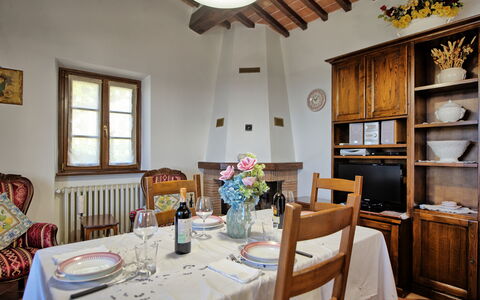 Villa Portole Due: Mobilia, Interior Design, Legna, Tavolo, Pavimentazione, Soffitto, Sala Da Pranzo, Sedia, Cucina & Sala Da Pranzo Tavolo, Illuminazione
