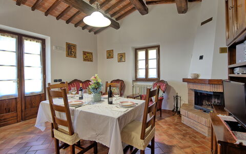 Villa Portole Due: Mobilia, Tavolo, Interior Design, Pavimentazione, Sedia, Cucina & Sala Da Pranzo Tavolo, Sala Da Pranzo, Camera, Casa, Soffitto