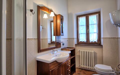 Villa Portole Due: Lavandino Del Bagno, Idraulico Fixture, Interior Design, Lavello, Pavimentazione, Rubinetto, Bagno, Pavimento, Idraulico, Cabinetry