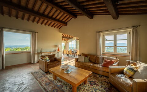 Villa Olivo: Mobilia, Soffitto, Camera, Cornice, Latifoglie, Pavimento In Legno, Sedia, Color Legno, Soggiorno