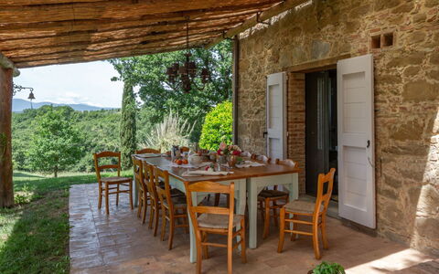 Casale le Fonti: Mobilia, Legna, Cucina & Sala Da Pranzo Tavolo, Tavolo, Sedia, Casa, Tavolo Esterno, Sala Da Pranzo, Villetta, Agriturismo