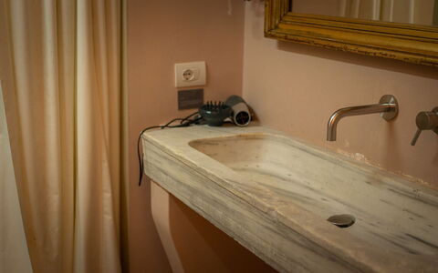 Casale le Fonti: Idraulico Fixture, Lavandino Del Bagno, Rubinetto, Lavello, Idraulico, Marrone, Interior Design, Pavimentazione, Bagno, Pavimento