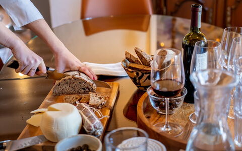 Il Querceto: Tavola, Cibo, Serveware, Mobilia, Tavolo, Bicchieri, Ingrediente, Barware, Dishware, Stemware