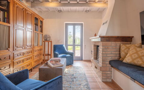 Il Querceto: Mobilia, Interior Design, Pavimentazione, Pavimento, Legna, Camera, Soggiorno, Soffitto, Illuminazione, Divano