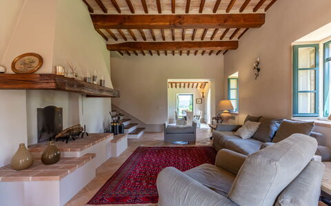 Podere i Poggi: Mobilia, Interior Design, Parete, Pavimentazione, Pavimento, Legna, Soffitto, Soggiorno, Divano, Camera