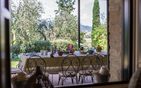Podere i Poggi: Mobilia, Sedia, Cucina & Sala Da Pranzo Tavolo, Tovaglia, Serveware, Ristorante, Eco Hotel, Pianta Della Casa, Sala Da Pranzo