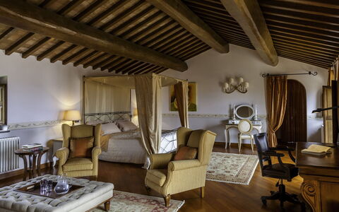 Torre Antica: Mobilia, Interior Design, Letto, Camera Da Letto, Pavimentazione, Pavimento, Soffitto, Bedding, Camera, Lenzuolo