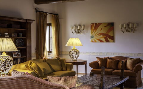 Torre Antica: Mobilia, Interior Design, Divano, Parete, Soggiorno, Legna, Camera, Pavimentazione, Illuminazione, Pavimento