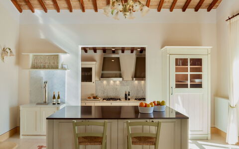 Podere Bella Vista: Mobilia, Interior Design, Pavimentazione, Parete, Legna, Pavimento, Lampada, Soffitto, Casa, Cucina