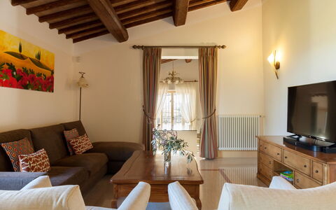 Podere Bella Vista: Mobilia, Interior Design, Divano, Pavimentazione, Legna, Soffitto, Soggiorno, Camera, Pavimento, Illuminazione