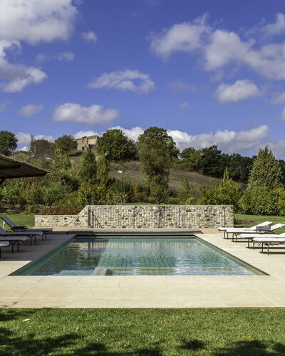 Podere Bella Vista: Piscina, Giardino, Groundcover, Mobili Da Esterno, Landscaping, Shade, Flagstone, Prato, Backyard, Lettino
