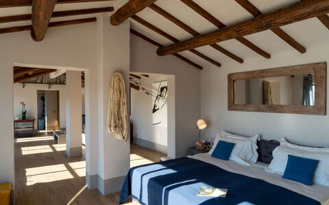 Villa Sagrantino: Mobilia, Interior Design, Parete, Pavimentazione, Pavimento, Legna, Camera Da Letto, Soffitto, Letto, Camera