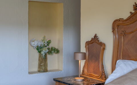 La Piccola Oasi: Interior Design, Camera, Color Legno, Dipingere, Latifoglie, Cornice, Lampada, Cassetto, Specchio, Gesso