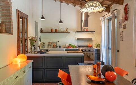 La Piccola Oasi: Mobilia, Interior Design, Cucina, Pavimentazione, Parete, Lampada, Controsoffitto, Soffitto, Legna, Elettrodomestico Da Cucina