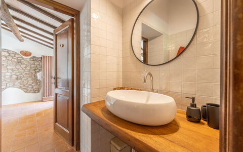 La Piccola Oasi: Parete, Idraulico Fixture, Interior Design, Pavimentazione, Pavimento, Rubinetto, Bagno, Lavello, Idraulico, Illuminazione