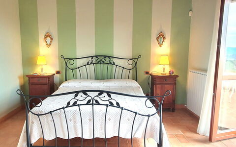 Santa Barbara: Letto, Mobilia, Camera Da Letto, Bedding, Lenzuolo, Interior Design, Pavimentazione, Pavimento, Biancheria, Telaio Del Letto