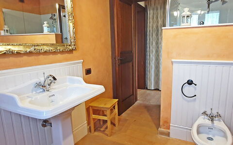 Santa Barbara: Lavandino Del Bagno, Idraulico Fixture, Bagno, Lavello, Pavimentazione, Interior Design, Legna, Rubinetto, Pavimento, Specchio