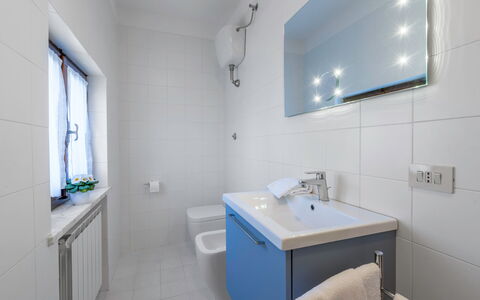Agriturismo Agresto Apartments And Cottage, Pool,: Bagno, Idraulico Fixture, Parete, Interior Design, Lavandino Del Bagno, Pavimentazione, Lavello, Pavimento, Rubinetto, Specchio