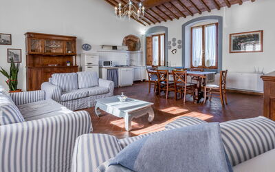 Pinolo Apartment with Pool, Casole D'Elsa: Mobilia, Interior Design, Casa, Tavolo, Pavimentazione, Sedia, Camera, Appartamento, Soggiorno, Soffitto