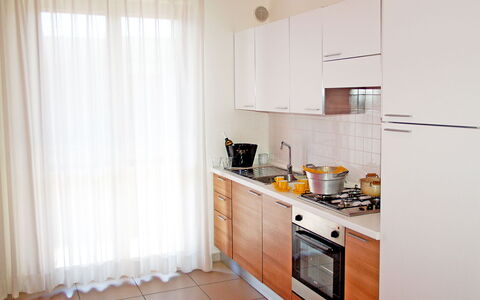 Marconi Seaside Residence, Pool, Wifi, Abruzzo: Cucina, Pavimentazione, Elettrodomestico Da Cucina, Apparecchio Major, Interior Design, Controsoffitto, Mobilia, Legna, Cabinetry, Pavimento