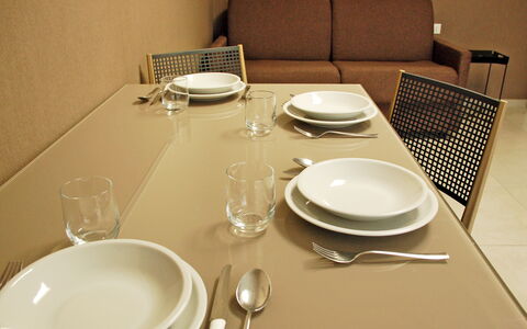 Marconi Seaside Residence, Pool, Wifi, Abruzzo: Mobilia, Tavolo, Tavola, Serveware, Cucina & Sala Da Pranzo Tavolo, Dishware, Sedia, Piatto, Sala Da Pranzo