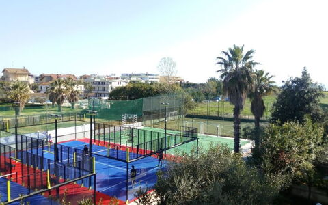 Appartamenti Della Rosa Seaside Abruzzo: Albero, Campo Da Tennis, Shade, Tempo Libero, Racchetta Sport, Netto, Parco, Landscaping