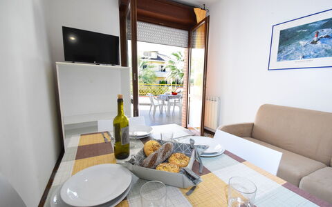 Appartamenti Della Rosa Seaside Abruzzo: Appartamento, Balcone, Sedia, Color Legno, Cucina & Sala Da Pranzo Tavolo, Pianta Della Casa, Hotel