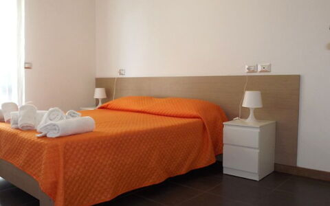 Residence Near The Sea - Abruzzo: Pavimentazione, Pavimento, Legna, Interior Design, Camera Da Letto, Arancia, Lenzuolo, Camera, Soffitto, Letto