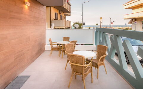 Residence Near The Sea - Abruzzo: Appartamento, Balcone, Urban Design, Condominio, Shade, Hotel