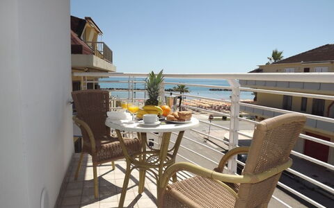 Residence Near The Sea - Abruzzo: Appartamento, Balcone, Shade, Sedia, Mobili Da Esterno