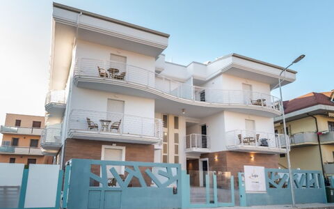 Residence Near The Sea - Abruzzo: Architettura, Balcone, Casa, Materiale Composito, Appartamento, Porta, Calcestruzzo, Le Scale, Corrimano, Illuminazione Diurna