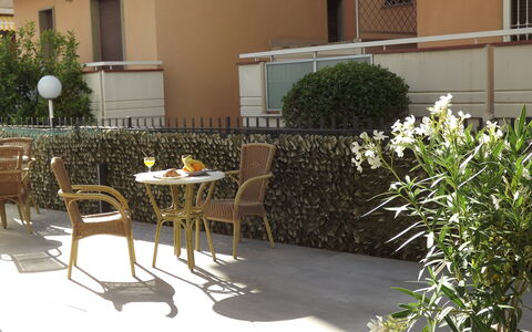 Residence Near The Sea - Abruzzo: Mobilia, Mobili Da Esterno, Giardino, Vaso Di Fiori, Shade, Sedia, Pianta Della Casa, Balcone, Cortile