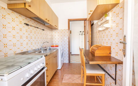 Vico Apartment Balcony, Gallipoli: Pavimentazione, Legna, Pavimento, Interior Design, Cucina, Apparecchio Major, Controsoffitto, Camera, Soffitto, Mobilia