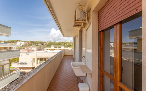 Giovanni Apartment In Gallipoli, Ac, Seaside: Appartamento, Zona Residenziale, Balcone, Condominio, Design, Illuminazione Diurna, Color Legno