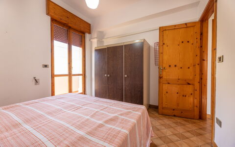 Giovanni Apartment In Gallipoli, Ac, Seaside: Letto, Camera Da Letto, Legna, Interior Design, Lenzuolo, Bedding, Pavimento, Appartamento, Pavimentazione, Camera