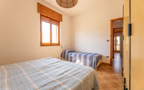 Giovanni Apartment In Gallipoli, Ac, Seaside: Legna, Interior Design, Camera Da Letto, Pavimento, Letto, Pavimentazione, Soffitto, Camera, Appartamento, Lenzuolo