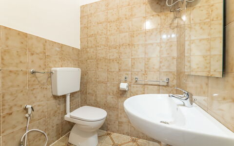 Sea View Apartment, Ac Gallipoli: Bagno, Toilet Seat, Idraulico Fixture, Pavimentazione, Lavandino Del Bagno, Gabinetto, Pavimento, Interior Design, Lavello, Idraulico