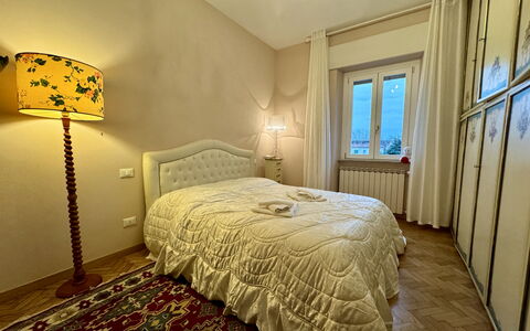 Sto Bene Qua: Letto, Mobilia, Bedding, Camera Da Letto, Interior Design, Lenzuolo, Parete, Pavimento, Pavimentazione, Legna